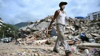 Un homme marche parmi les ruines d'immeubles effondrés à Caraballeda, dans l'Etat de La Guaira, au Venezuela, le 8 juillet 2026, à la suite du puissant double séisme