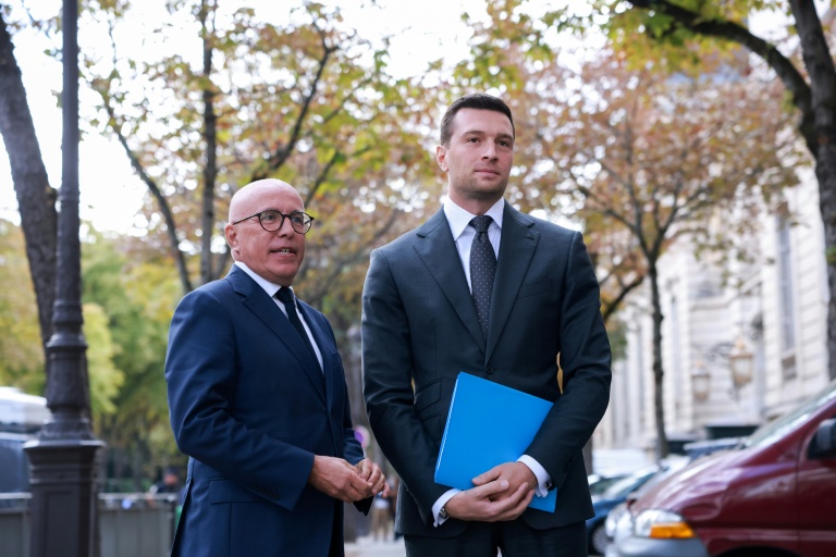 Le président du groupe parlementaire UDR, Éric Ciotti (g), et le président du Rassemblement national (RN), Jordan Bardella, le 18 septembre 2026 à Paris