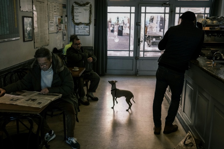 Des clients dans un bar de Gordes, petit village du Vaucluse, le 14 décembre 2023