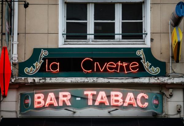 La disparition de milliers de bars-tabacs ces dernières décennies, et du lien social qu'ils incarnaient, surtout en zone rurale, favorise la montée du vote d'extrême droite, selon une étude.