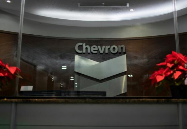 Le logo du groupe pétrolier américain Chevron dans un bureau administratif à Caracas, le 29 novembre 2022 au Venezuela