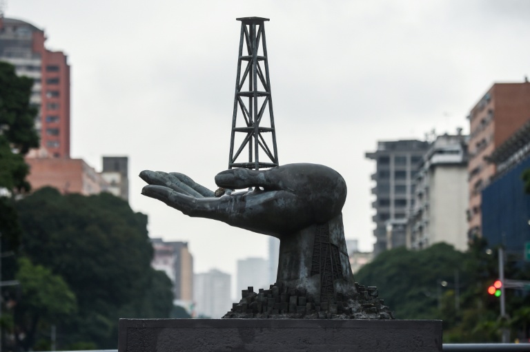 Le Monument de la Paix devant le siège de Petróleos de Venezuela (PDVSA) à Caracas, le 2 décembre 2022 au Venezuela