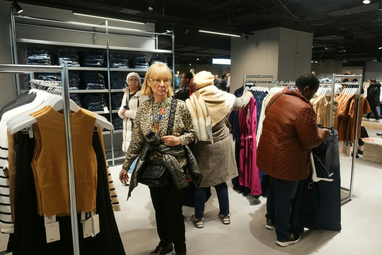 Clientes à l'ouverture de l'espace du géant du e-commerce Shein au Bazar de l'Hotel de Ville (BHV) à Paris le 5 novembre 2025.