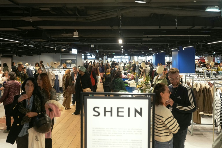 Ouverture du premier magasin pérenne de Shein au monde, au BHV, grand magasin parisien, le 5 novembre 2025