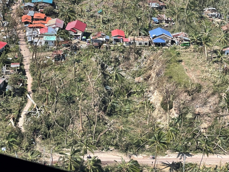 Vue aérienne de maisons détruites et de cocotiers abattus dans la province de Cebu, après le passage du typhon Rai, le 20 décembre 2021 aux Philippines