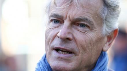 Fabien Roussel, le candidat communiste à l'élection présidentielle, manifeste contre la vie chère à Valenciennes le 17 octobre 2026