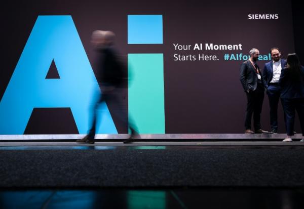 sur le site de Siemens à la foire de Hannovre lundi 20 avril. 