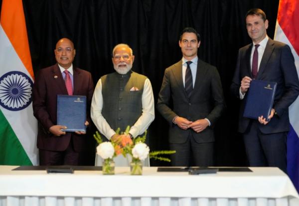 (g-d) Le PDG de Tata Electronics, Randhir Thakur, le Premier ministre indien Narendra Modi, le Premier ministre néerlandais Rob Jetten et le PDG d'ASML, Christophe Fouquet, après la signature de documents à La Haye, le 16 mai 2026 aux Pays-Bas