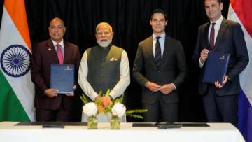 (g-d) Le PDG de Tata Electronics, Randhir Thakur, le Premier ministre indien Narendra Modi, le Premier ministre néerlandais Rob Jetten et le PDG d'ASML, Christophe Fouquet, après la signature de documents à La Haye, le 16 mai 2026 aux Pays-Bas