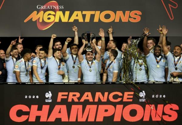 Le capitaine du XV de France Antoine Dupont soulève le trophée du Tournoi des six nations, remporté pour la deuxième fois consécutive par la France samedi 14 mars 2026 après sa victoire face à l'Angleterre (48-46) au Stade de France 