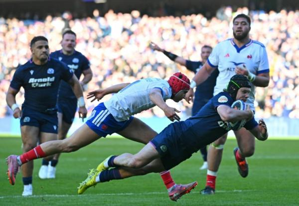 L'alier écossais Darcy Graham marque un essai contre la France, au stade de Murrayfield à Edimbourg, lors du Tournoi des six nations le 7 mars 2026 