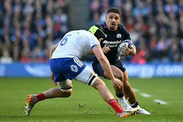 Le centre écossais Sione Tuipulotu (à droite) est plaqué par le troisième ligne français Francois Cros (à gauche) lors du Tournoi des six nations, le 7 mars 2026 à Edimbourg