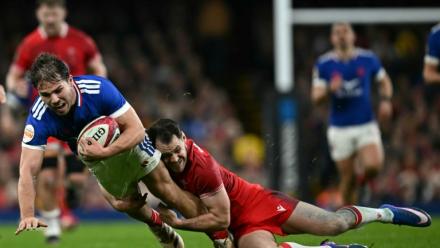 Le capitaine français Antoine Dupont plaqué par le Gallois Tomas Williams pendant le match du Tournoi des six nations samedi à Cardiff, au Pays de Galles.
