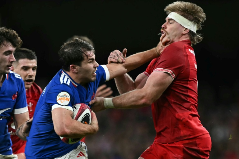 Le demi de mêlée des Bleus Antoine Dupont raffute le Gallois Aaron Wainwright pendant le match Galles-France du Tournoi des six nations samedi à Cardiff, au Pays de Galles.