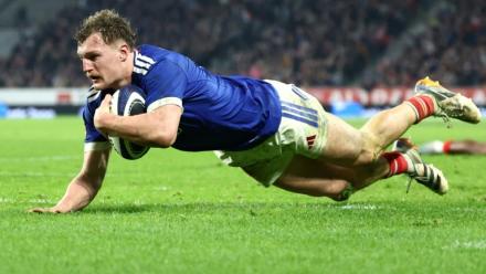 Le centre français Emilien Gailleton marque un essai lors de la victoire bonifiée du XV de France contre l'Italie (33-8), lors du Tournoi le 22 février 2026 à Villeneuve-d'Ascq