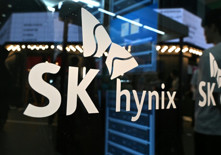 Le logo de SK hynix est projeté sur une paroi en verre lors du Salon mondial des technologies de l'information 2026, à Séoul, le 22 avril 2026