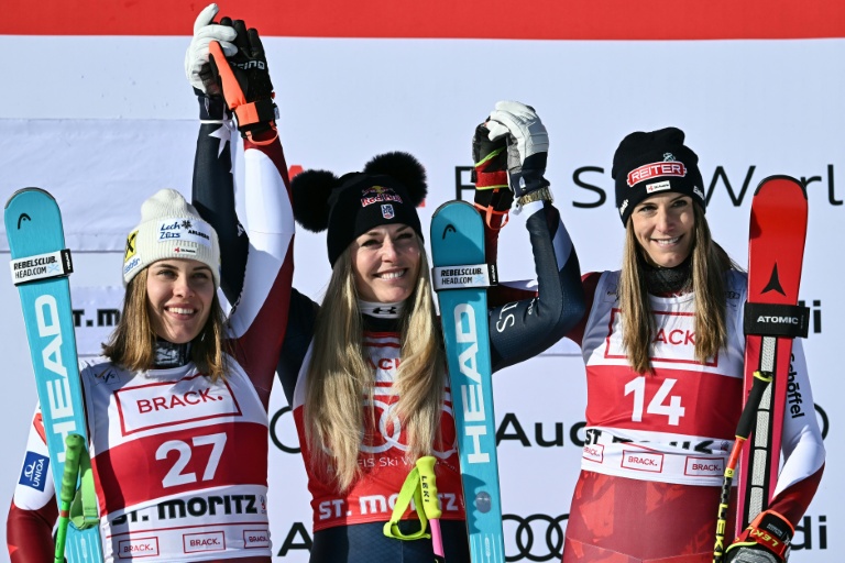 Le podium de la descente de St Moritz remportée par Lindsey Vonn (c) devant Magdalena Egger (g) et Mirjam Puchner (d), le 12 décembre 2025