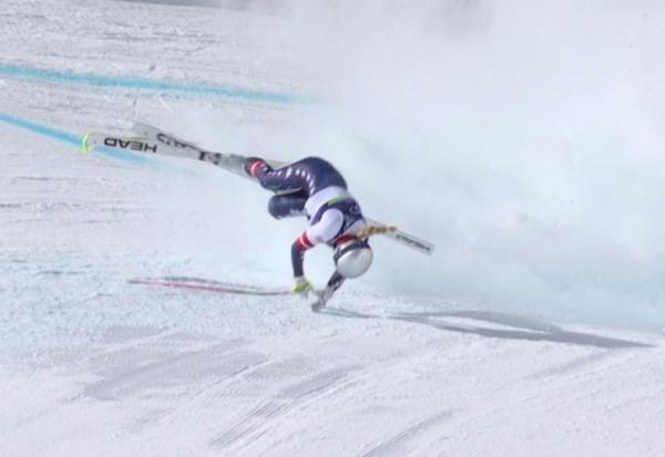 Une capture des images de la retransmission par OBS/CIO de la descente des JO-2026 de Milan Cortina montrant la chute de l'Américaine Lindsey Vonn, le 8 février 2026