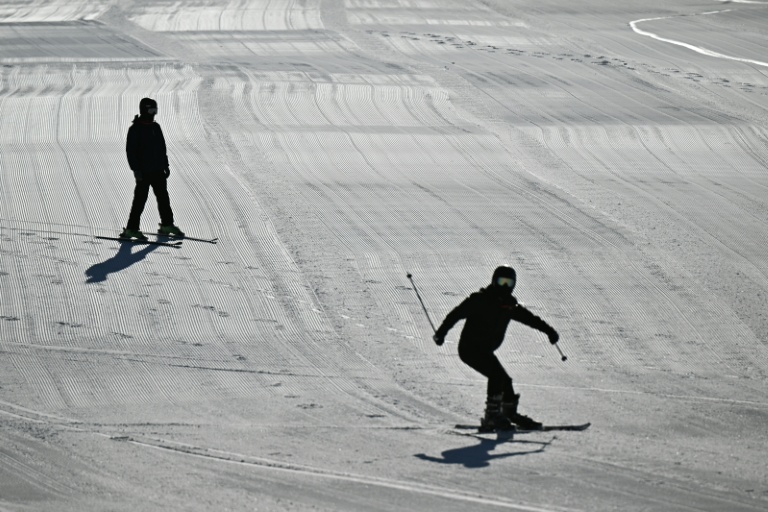 Des skieurs sur une piste de la station de ski de Lianhuashan, en périphérie de Pékin, le 16 février 2026 en Chine