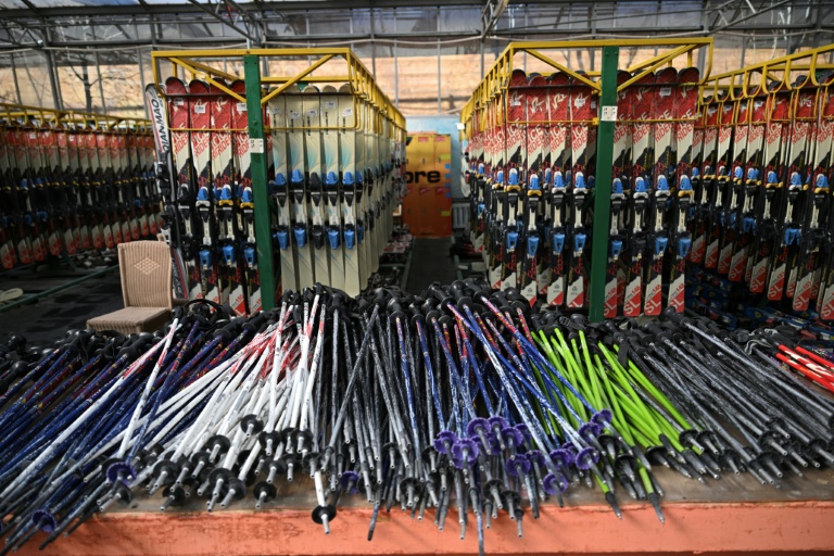 Un entrepôt de location d'équipements de skis à la station de Lianhuashan, en périphérie de Pékin, le 16 février 2026 en Chine
