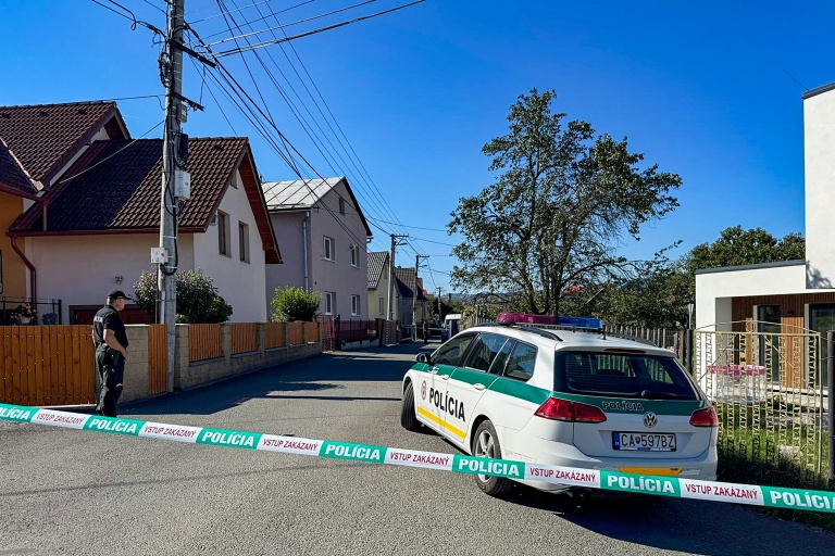 Un véhicule de police devant une école à Staškov, après une attaque au couteau, le 29 septembre 2026 dans le nord-ouest de la Slovaquie 