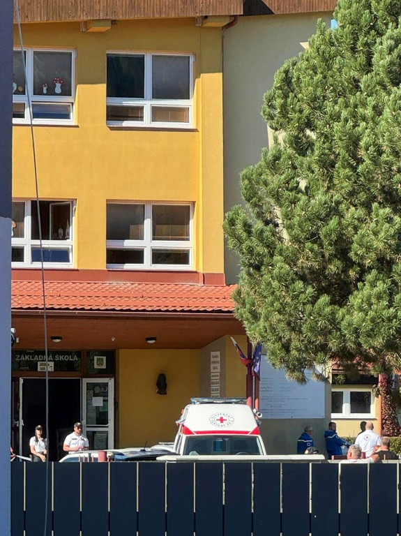 Une ambulance et des secouristes  dans la cour d'une école à Staškov, après une attaque au couteau, le 29 septembre 2026 dans le nord-ouest de la Slovaquie 