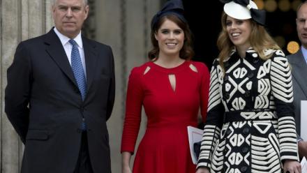 Photo d'archives de l'ex-prince Andrew (gauche), accompagné de ses filles, les princesses Eugenie (centre) et Beatrice, à la cathédrale Saint Paul à Londres, le 10 juin 2016 