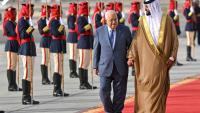 Dans cette photo publiée par l'agence officielle bahreïnie BNA, le président de l'Autorité palestienienne Mahmoud Abbas arrive à Manama le 15 mai 2024, à la veille du  sommet de la Ligue arabe