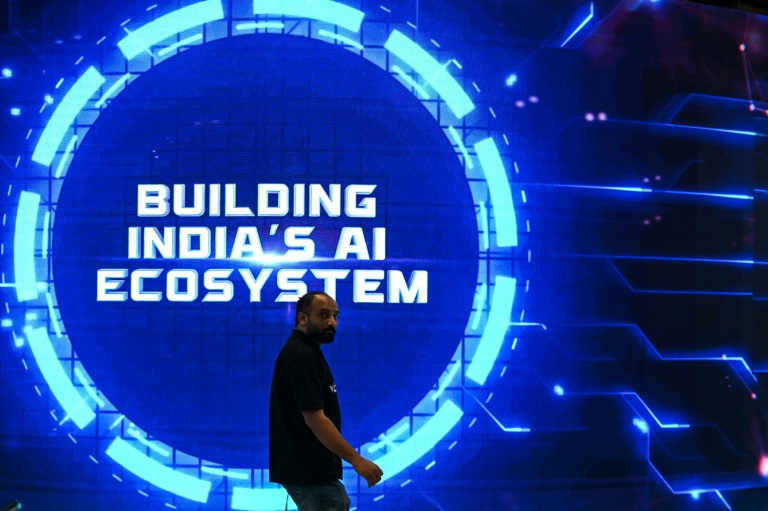 Visiteur passant devant un écran au sommet sur l'IA de New Delhi le 17 février 2026.