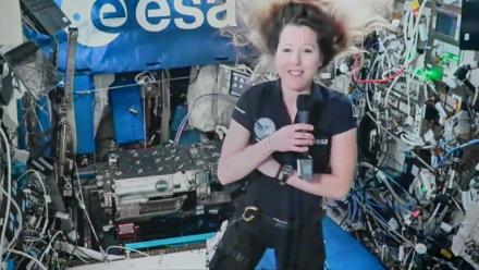 Sophie Adenot sur un écran lors d'un échange avec des journalistes au siège de l'ESA à Paris le 2 septembre 2026