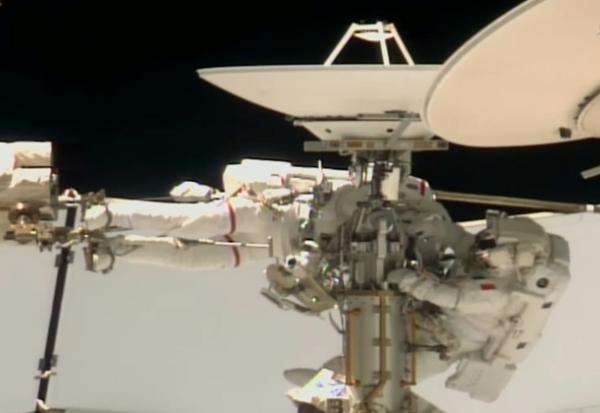 Photographie prise de la retransmission vidéo de la Nasa, le 18 août 2026 montrant Anil Menon et Sophie Adenot lors de leur sortie dans l'espace