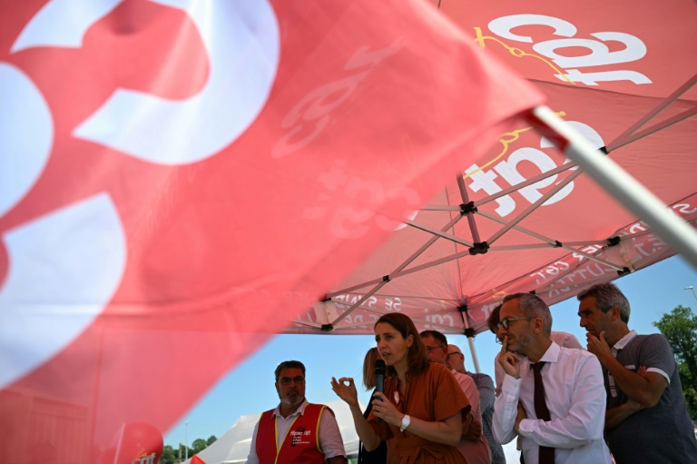 La secrétaire générale de la CGT, Sophie Binet (c), devant les salariés de l'usine Fibre Excellence, à Saint-Gaudens, le 18 juin 2026