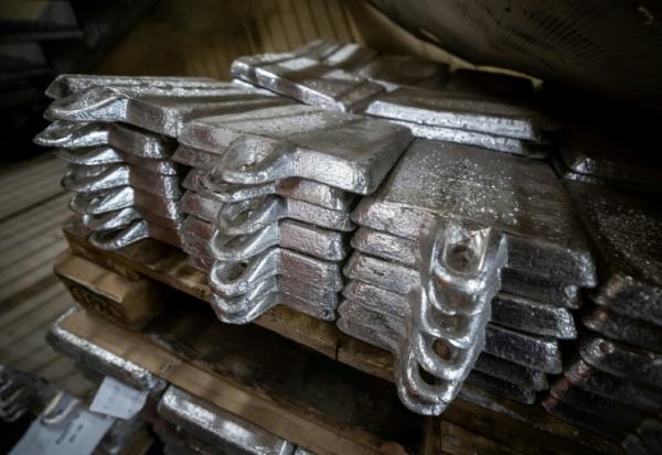 Des plaques d’argent non raffinées, empilées avant d’être traitées dans la fonderie de Głogów, propriété de KGHM, le géant métallurgique du pays, le 24 mars 2026, en Pologne