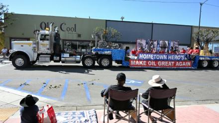 La grande parade d'Oildorado, sur le thème "Make Oil Great Again", le 18 octobre 2025 à Taft, en Californie