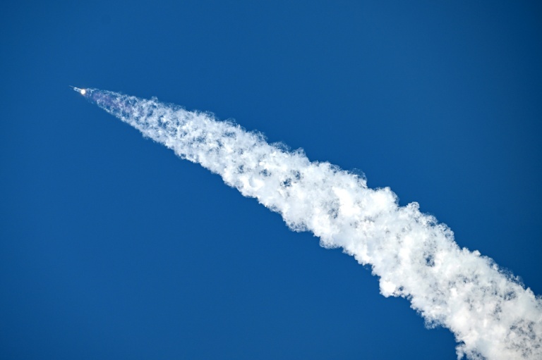 Le décollage de Starbase de la fusée Starship 39 de SpaceX, vu depuis South Padre Island, au Texas, le 22 mai 2026