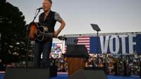 Bruce Springsteen lors d'un meeting de la démocrate Kamala Harris le 24 octobre 2025 en Géorgie