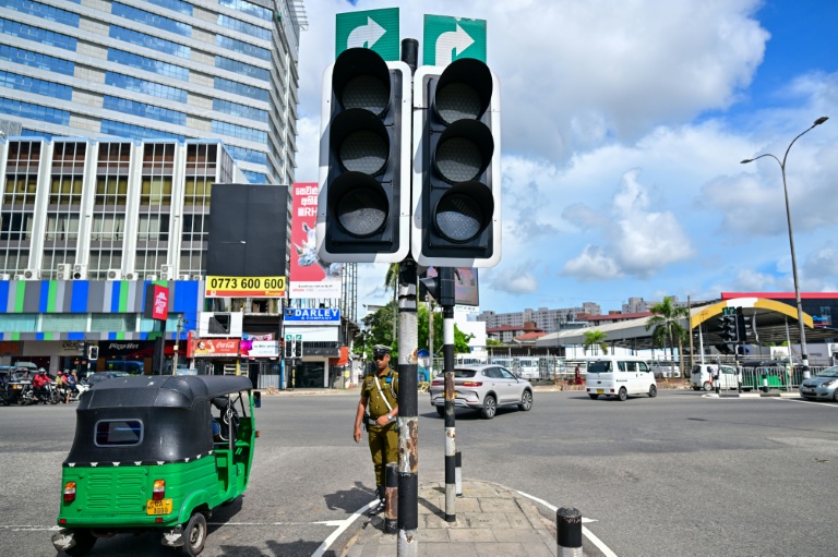 Des feux de signalisation éteints, après une panne d’électricité nationale, le 17 octobre 2026 à Colombo, au Sri Lanka