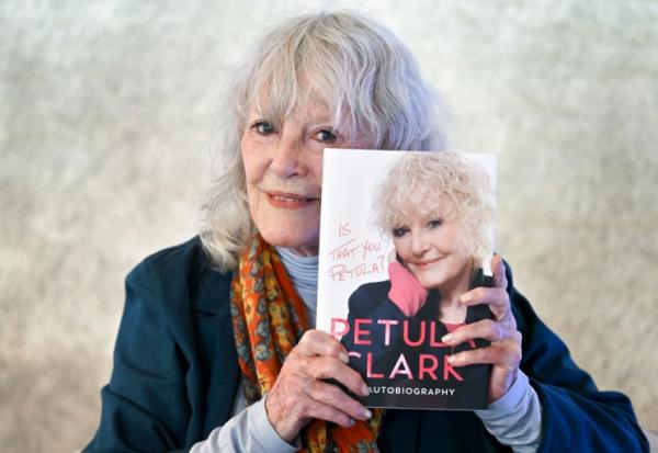 La chanteuse, actrice et auteure-compositrice britannique Petula Clark lors du Festival du Livre à Collonge (LAC), le 6 juin 2026 à Collonge-Bellerive, près de Genève, en Suisse