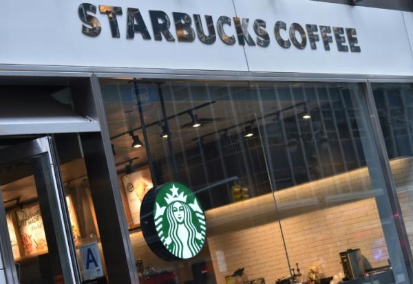 Le géant américain des cafés Starbucks annonce de nouvelles fermetures de cafés en  Amérique du Nor