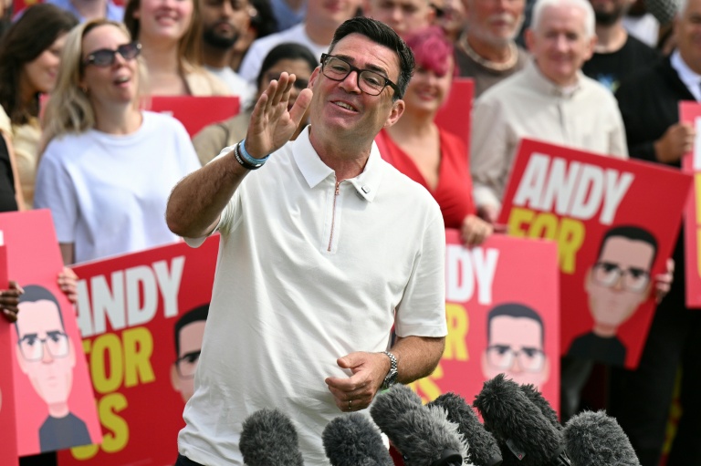 Andy Burnham, nouveau député du Parti travailliste de Makerfield, s'adresse à ses partisans et aux journalistes à Ashton-in-Makerfield, dans le nord-ouest de l'Angleterre, le 19 juin 2026
