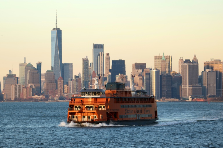 Le ferry de Staten Island traverse la baie vers Manhattan à New York, le 23 janvier 2026