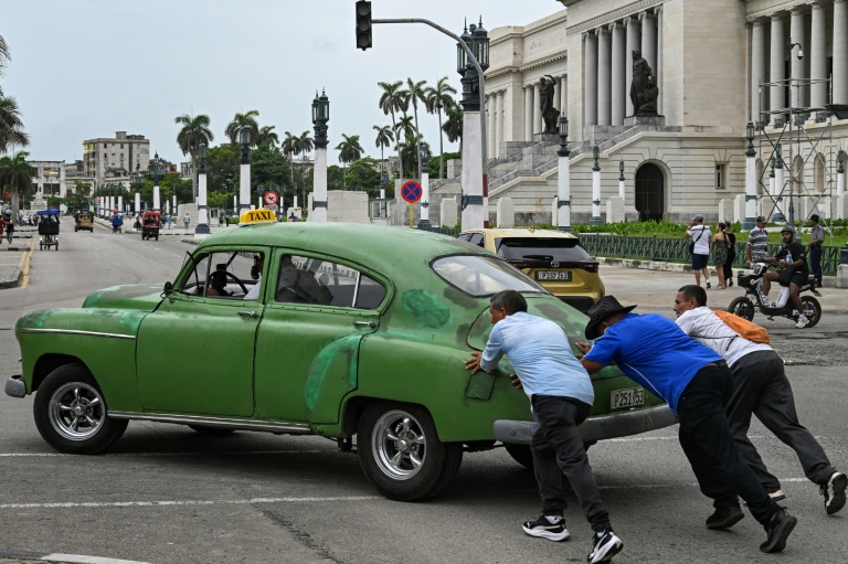 Cuba a annoncé le 29 juillet 2026 qu’elle ouvrirait certains secteurs de son économie, tels que les stations-service, au secteur privé, à la suite de l’adoption par le Parlement d’un ensemble de 176 mesures en faveur de l’économie de marché