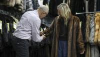 Le propriétaire du magasin de fourrures Madison Avenue Furs à New York, Larry Cowit, avec une cliente, le 10 mars 2026