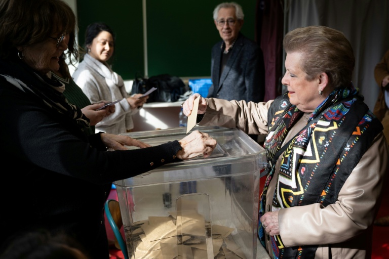 Catherine Trautmann (d), candidate du Parti socialiste (PS) à la mairie de Strasbourg, vote au Premier tour des municipales à Strasbourg, le 15 mars 2026 dans le Bas-Rhin