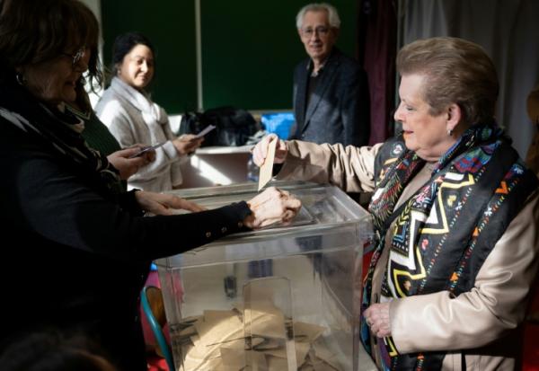 Catherine Trautmann (d), candidate du Parti socialiste (PS) à la mairie de Strasbourg, vote au Premier tour des municipales à Strasbourg, le 15 mars 2026 dans le Bas-Rhin