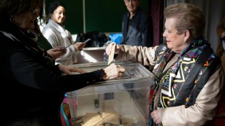 Catherine Trautmann (d), candidate du Parti socialiste (PS) à la mairie de Strasbourg, vote au Premier tour des municipales à Strasbourg, le 15 mars 2026 dans le Bas-Rhin
