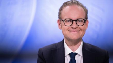 Pierre Jakubowicz, candidat Horizons à Strasbourg, pose le 11 mars 2026 avant un débat sur la chaîne ICI Alsace à Strasbourg