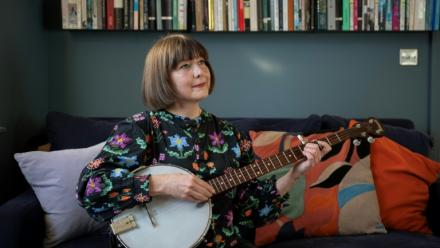 La chanteuse folk britannique, Emily Portman, qui a découvert en ligne un album contrefait, potentiellement généré par intelligence artificielle, le 21 novembre 2025 à Sheffield, dans le nord de l'Angleterre