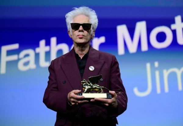 Jim Jarmusch avec son Lion d'or obtenu à la Mostra de Venise, le 6 septembre 2025