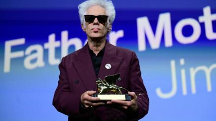 Jim Jarmusch avec son Lion d'or obtenu à la Mostra de Venise, le 6 septembre 2025